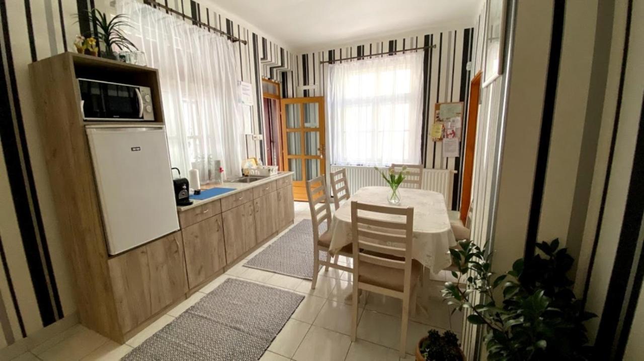 Fehérház Alkalmi Szálló Pécs Extérieur photo
